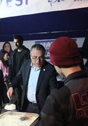 Aydın Büyükşehir Belediye Başkanı Özlem Çerçioğlu, Efeler ilçesinin Kemer Mahallesi’nde vatandaşlarla iftarda buluştu