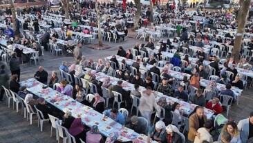Aydın Büyükşehir Belediye Başkanı Özlem Çerçioğlu Efeler’in Umurlu Mahallesi’nde vatandaşlarla bir ortaya geldi