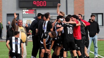 Burhaniye Belediyespor U-18 Futbol Kadrosu, Balıkesir Vilayet Şampiyonası’nda gösterdiği başarılı sonuçlarla üst üste 2. kere Türkiye Şampiyonası’na katılma hakkı kazandı