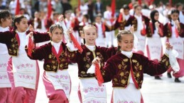 Cumhuriyet Meydanı çocukların şovlarıyla renklendi