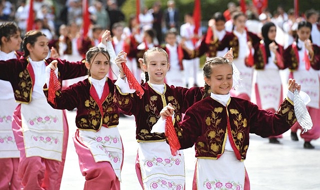 Cumhuriyet Meydanı çocukların şovlarıyla renklendi