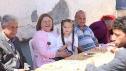 Didim Belediye Başkanı Hatice Gençay, Ramazan Bayramı münasebetiyle Akköy, Akyeniköy ve Altınkum’da vatandaşlarla bir ortaya gelerek bayramlarını kutladı