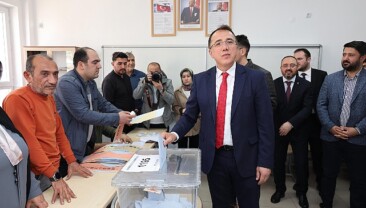 Dr. Mehmet Savran, Mahalli Yönetimler Genel Seçimleri için oyunu kullandı