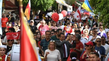 Dünya çocukları 23 Nisan’ı Yenişehir sokaklarında kutladı