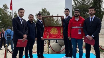 EÜ öğrencileri 57. Alay Sancağını merasimle teslim etti