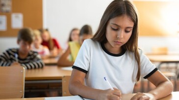 EY, sarsıntı bölgesindeki öğrencilerin kesintisiz eğitime erişimi için dayanaklarını sürdürüyor