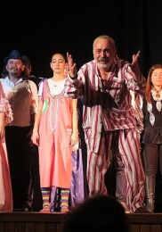 Foça Belediye Tiyatrosu, Dünya Tiyatro Günü için hazırladığı ”Fısıldaşan Replikler”i sahneledi