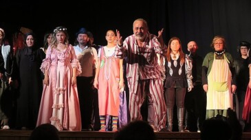 Foça Belediye Tiyatrosu, Dünya Tiyatro Günü için hazırladığı ”Fısıldaşan Replikler”i sahneledi