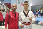 Foça Belediyespor Kulübü Taekwondo Şubesi Atleti Asrın Yağız Büyükyavuz, yarı final elemelerini altın madalya ile geçti