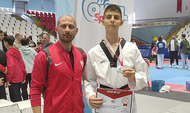 Foça Belediyespor Kulübü Taekwondo Şubesi Atleti Asrın Yağız Büyükyavuz, yarı final elemelerini altın madalya ile geçti