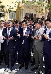 Geçtiğimiz günlerde mazbatasını alan Karaman Belediye Başkanı Savaş Kalaycı, dualarla ve kurban kesilerek vazifesine başladı