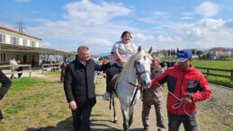 Gölcük Belediye Başkanı Ali Yıldırım Sezer, 21 Mart Dünya Down Sendromu Farkındalık Günü’nde özel bireyler at binme heyecanlarına ortak oldu.