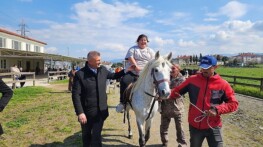 Gölcük Belediye Başkanı Ali Yıldırım Sezer, 21 Mart Dünya Down Sendromu Farkındalık Günü’nde özel bireyler at binme heyecanlarına ortak oldu.