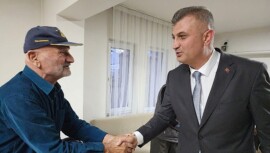 Gölcük Belediye Başkanı Ali Yıldırım Sezer, Yaşlılar Haftası’nda Gölcük Prof. Dr. İsmail Barış Huzurevi sakinlerini ziyaret ederek Gölcük’ün çınarları ile hasbihal etti