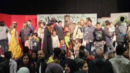 Gölcük Belediyesi kültür-sanat aktiflikleri kapsamında Kervansaray’da sahnelenen “Unutulan Kitap” isimli müzikal, çocuklara eğlenceli anlar yaşattı
