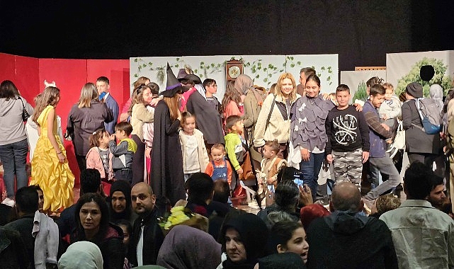 Gölcük Belediyesi kültür-sanat aktiflikleri kapsamında Kervansaray’da sahnelenen “Unutulan Kitap” isimli müzikal, çocuklara eğlenceli anlar yaşattı