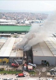 İnegöl Organize Sanayi Bölgesi 4. Cadde üzerinde bulunan bir sandalye üretim fabrikasında sabah saatlerine başlayan yangın sonrası İnegöl ve Bursa’daki tüm gruplar teyakkuza geçti
