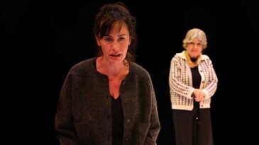 İstanbul Büyükşehir Belediyesi Kent Tiyatroları sanatkarı Senan Kara Tutumluer, Savaş Dinçel Tiyatro Ödülleri’nden En Uygun Bayan Oyuncu Ödülü’ne layık görüldü