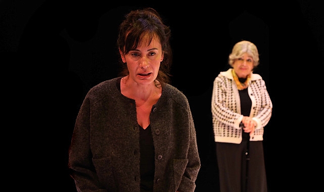 İstanbul Büyükşehir Belediyesi Kent Tiyatroları sanatkarı Senan Kara Tutumluer, Savaş Dinçel Tiyatro Ödülleri’nden En Uygun Bayan Oyuncu Ödülü’ne layık görüldü