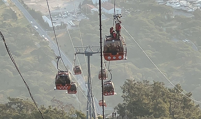 İzmir İtfaiyesi teleferikte mahsur kalanlar için kurtarma çalışmalarına katıldı