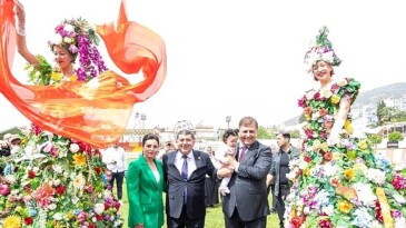 İzmir’in klâsik şenliğiyle Bayındır’da tekrar çiçekler açtı “Bize üretmek yakışıyor”
