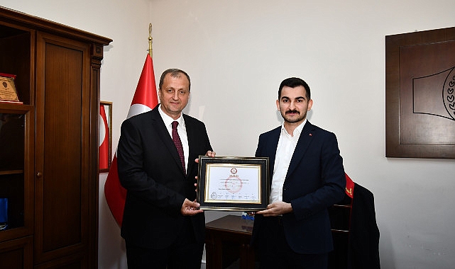 İznik Belediye Başkanı Kağan Mehmet Usta ve Belediye Meclis Üyeleri mazbatalarını düzenlenen merasimle aldılar