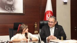 Keçiören Belediye Lideri Dr. Mesut Özarslan koltuğunu 10 yaşındaki şehit kızı Melis Kara’ya devretti