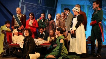 Kent Tiyatroları “Savaş ve Barış” Oyunuyla Macarisran’da