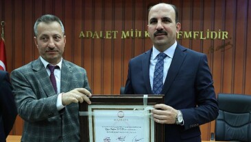 Konya Büyükşehir Belediye Başkanı Altay Mazbatasını Aldı