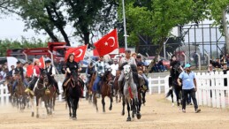 Lider Aydın, at üstünde halkı selamladı