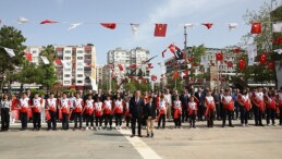 Lider Böcek koltuğunu çocuk lidere devretti