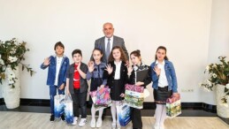 Lider İbrahim Sandıkçı’dan Miniklere İkram