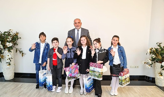 Lider İbrahim Sandıkçı’dan Miniklere İkram