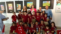 Lider Kınay çocuklara fotoğraf yarışı mükafatlarını verdi: Yazmaktan ve çizmekten asla vazgeçmeyin