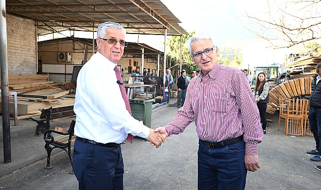 Lider Topaloğlu belediye işçisi ile bayramlaştı