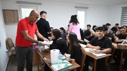 Lider Topaloğlu’ndan öğrencilere yemek ikramı