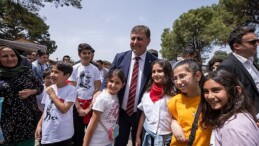 Lider Tugay Kültürpark’ta çocuklarla bir ortaya geldi