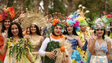 Milyonlar Karnaval Coşkusunu Adana Sokaklarına Yaşadı