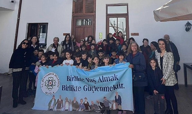 Muğla Büyükşehir Belediyesi Yaşlılara Hürmet Haftası’nı Türk Sanat Müziği Korosu konseri, ebru sanatı, sinema, sohbet ve ziyaretlerle kutladı