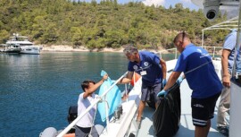 Muğla Büyükşehir Belediyesi yaz döneminde artan deniz trafiği nedeniyle ortaya çıkabilecek kirliliği önlemek için 8 atık alım teknesi ile turizm dönemine hazır