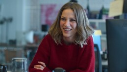 Netflix, Serenay Sarıkaya’ya Eşsiz Bir Takımın Eşlik Ettiği Ece Yörenç İmzalı Kimler Geldi Kimler Geçti’nin Fragmanını Paylaştı