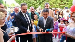 Nevşehir Belediye Başkanı Rasim Arı, 2000 Meskenler Mahallesi’nde hizmet vermeye başlayan bir kafeteryanın açılışına katıldı.