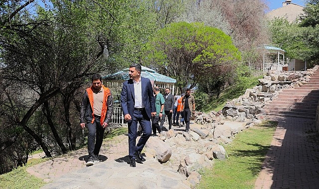 Nevşehir Belediye Başkanı Rasim Arı, belediye takımları tarafından Fatih Sultan Mehmet Mahallesi’nde gerçekleştirilen paklık, bakım ve tamirat çalışmalarını inceledi