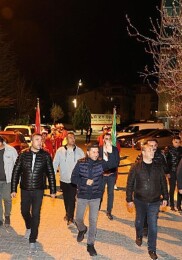 Nevşehir Belediye Başkanı Rasim Arı, gece mehter marşları ile vatandaşları sahura kaldıran mehter kadrosu ile birlikte vatandaşları selamladı