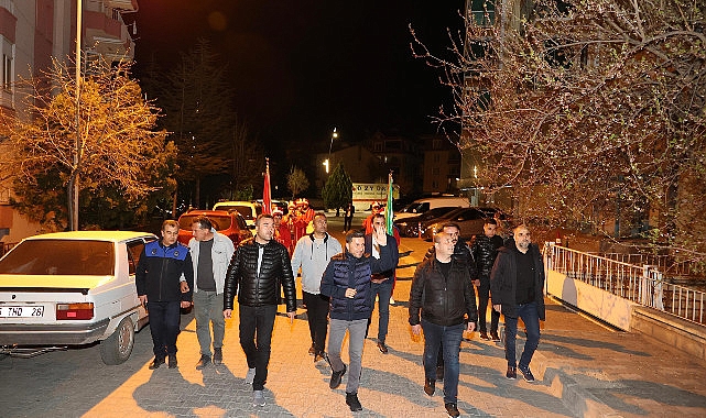 Nevşehir Belediye Başkanı Rasim Arı, gece mehter marşları ile vatandaşları sahura kaldıran mehter kadrosu ile birlikte vatandaşları selamladı