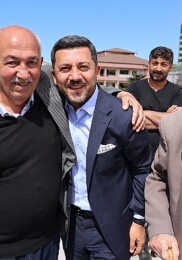Nevşehir Belediye Başkanı Rasim Arı, Kurşunlu Camii’nde kıldığı Cuma namazının akabinde vatandaşlarla bir ortaya geldi