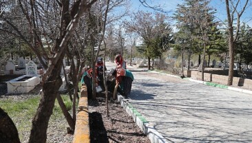 Nevşehir Belediyesi takımları, Ramazan Bayramı öncesi Taşlıbel ve Kaldırım Mezarlıklarında paklık ve bakım çalışması gerçekleştirdi