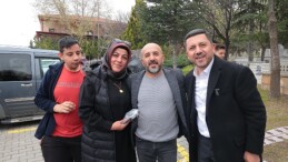 Nevşehir Belediyesi tarafından, arife günü mezarlık ziyaretinde bulunan vatandaşlara Yasin-i Şerif, tesbih ve gül suyu dağıtıldı
