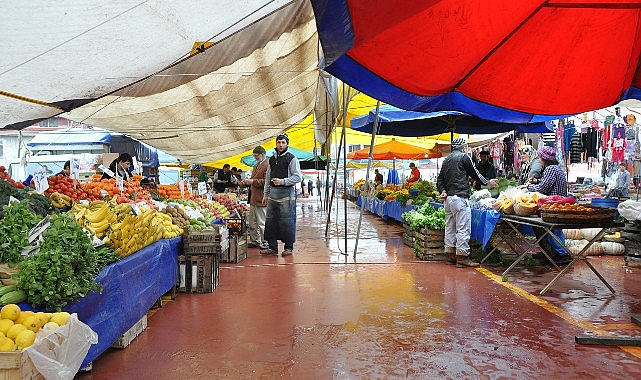Ramazan Bayramı öncesinde Kartepe Belediyesi ilçe genelinde hazırlıklarına devam ederken, 9 günlük bayram tatilinde kurulacak olan pazarlarda aşikâr oldu