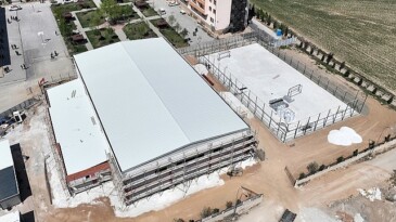 Selçuklu Belediyesi tarafından Selçuklu Fen Lisesi’ne kazandırılacak olan kapalı spor salonu ve yapay çim sahanın imali devam ediyor